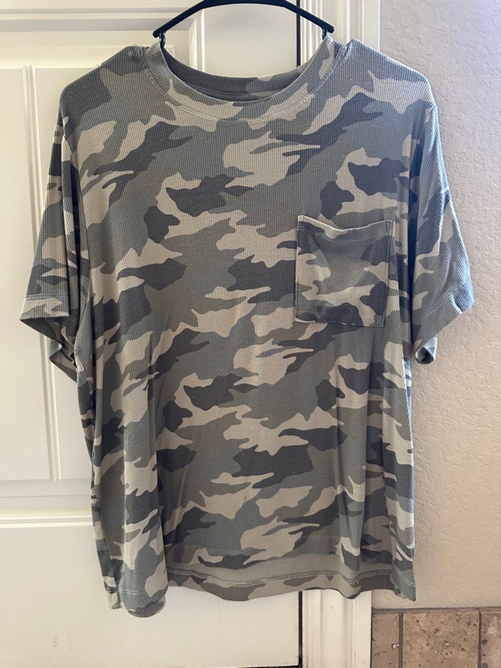 American Eagle Outfitters Women's Camo Short Sleeve Pocket Tee Small